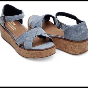 TOMS Harper wedge in Blue Slub Chambray